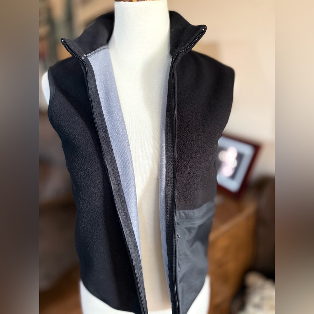 Old Navy Women's Black Vest with Pocket - Picture 7 of 10